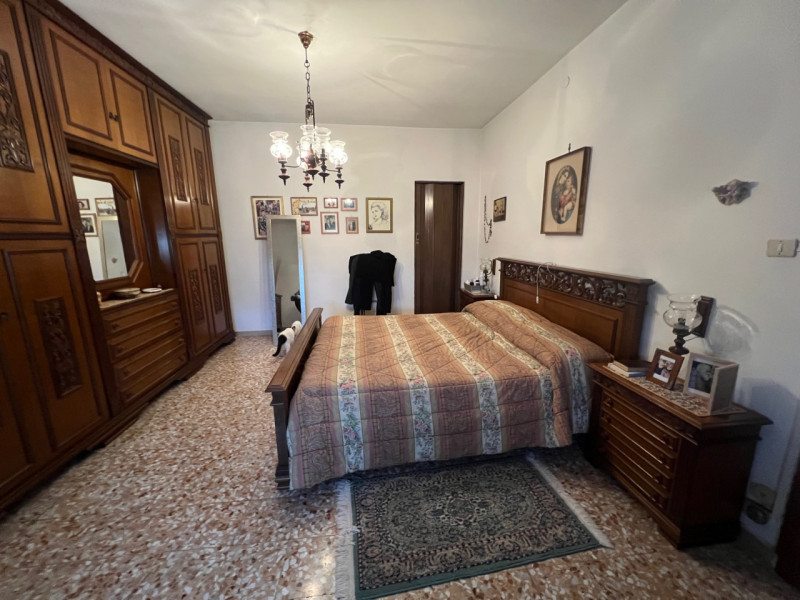 In vendita, nel suggestivo comune di Lonigo, nella frazione di Almisano, proponiamo una spaziosa ...