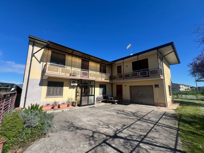 In vendita, nel suggestivo comune di Lonigo, nella frazione di Almisano, proponiamo una spaziosa ...