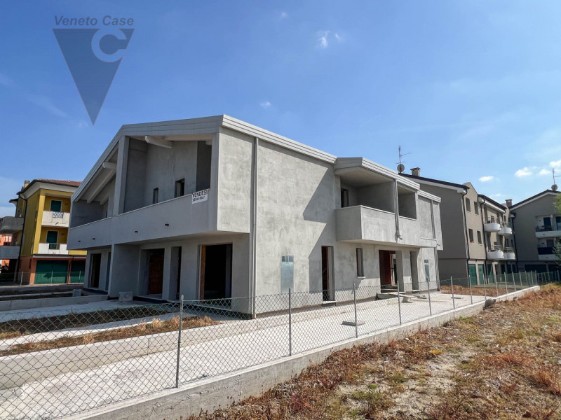 Proponiamo in vendita una splendida porzione di quadrifamiliare di nuova costruzione allo stato d...