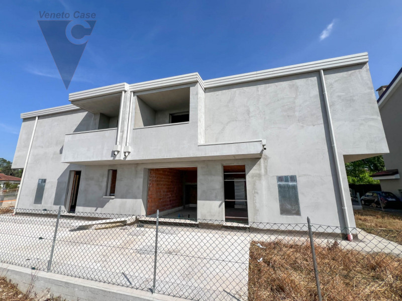 Proponiamo in vendita una splendida porzione di quadrifamiliare di nuova costruzione allo stato d...