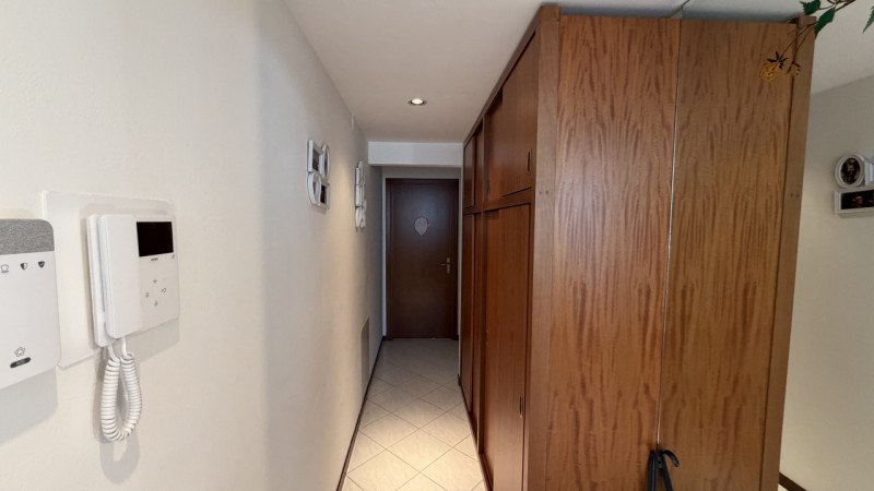 Scopri l'opportunità di vivere nel cuore della tranquillità e del comfort con questo magnifico ap...