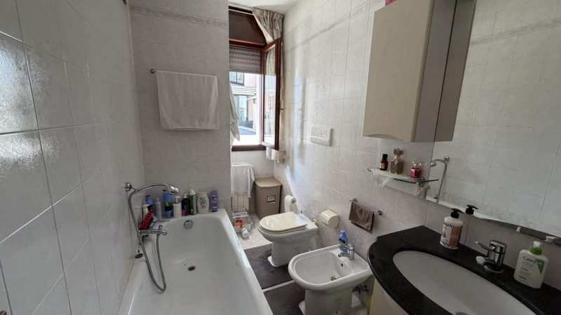 Scopri l'opportunità di vivere nel cuore della tranquillità e del comfort con questo magnifico ap...