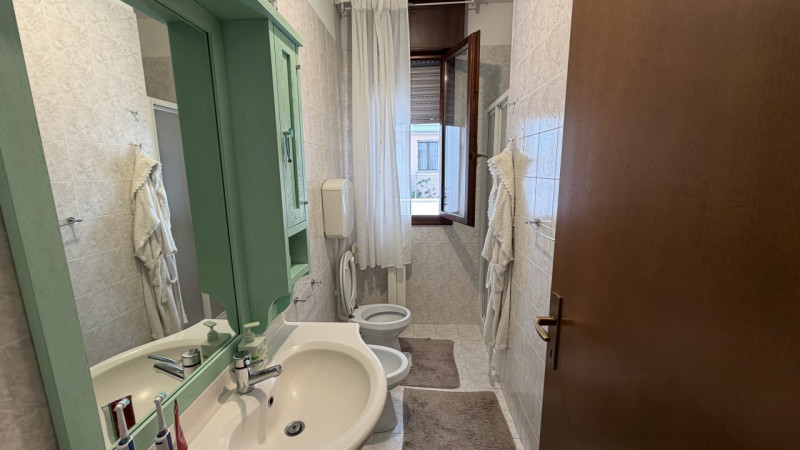 Scopri l'opportunità di vivere nel cuore della tranquillità e del comfort con questo magnifico ap...