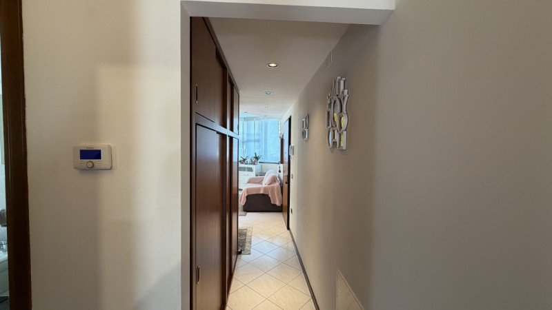 Scopri l'opportunità di vivere nel cuore della tranquillità e del comfort con questo magnifico ap...