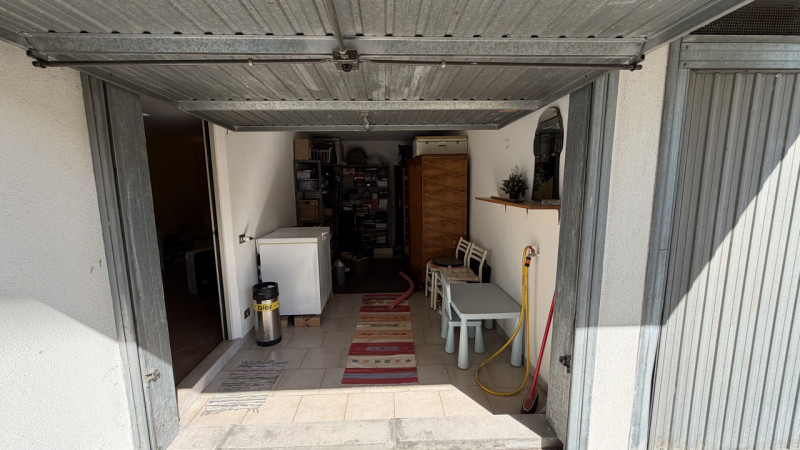 Scopri l'opportunità di vivere nel cuore della tranquillità e del comfort con questo magnifico ap...