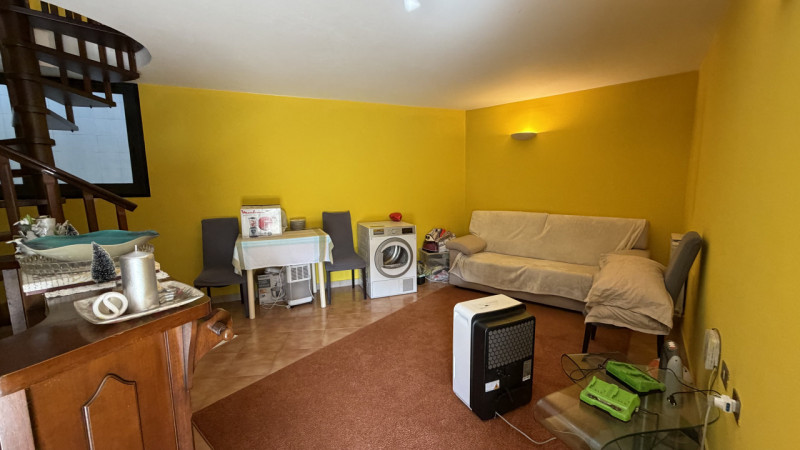 Scopri l'opportunità di vivere nel cuore della tranquillità e del comfort con questo magnifico ap...