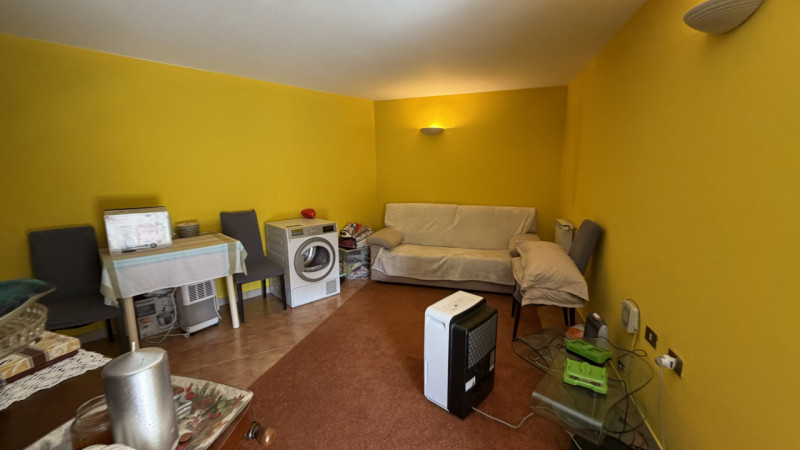 Scopri l'opportunità di vivere nel cuore della tranquillità e del comfort con questo magnifico ap...