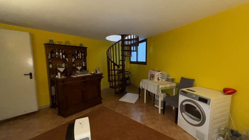 Scopri l'opportunità di vivere nel cuore della tranquillità e del comfort con questo magnifico ap...