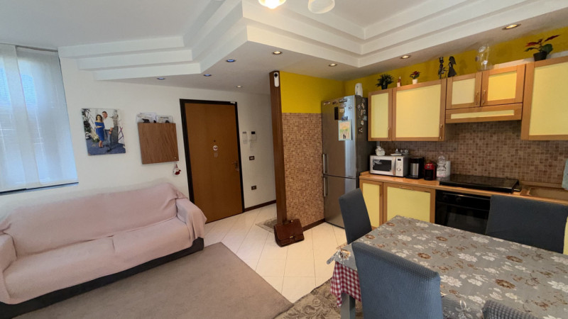 Scopri l'opportunità di vivere nel cuore della tranquillità e del comfort con questo magnifico ap...