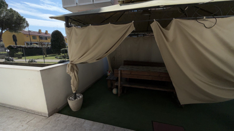 Scopri l'opportunità di vivere nel cuore della tranquillità e del comfort con questo magnifico ap...