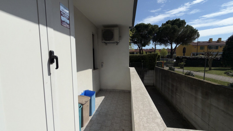 Scopri l'opportunità di vivere nel cuore della tranquillità e del comfort con questo magnifico ap...