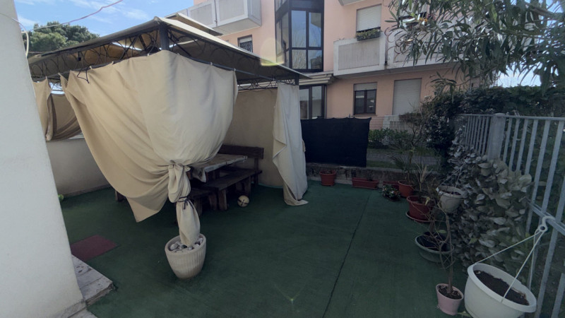 Scopri l'opportunità di vivere nel cuore della tranquillità e del comfort con questo magnifico ap...