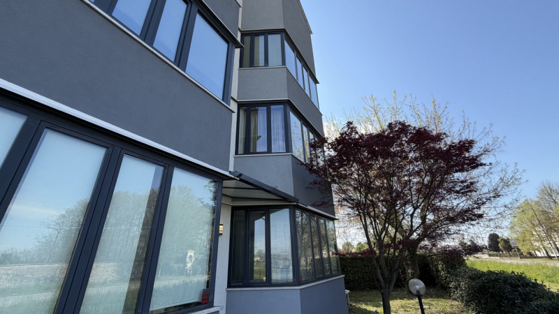 Scopri l'opportunità di vivere nel cuore della tranquillità e del comfort con questo magnifico ap...