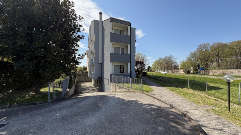 Scopri l'opportunità di vivere nel cuore della tranquillità e del comfort con questo magnifico ap...