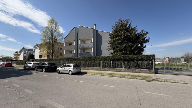 Scopri l'opportunità di vivere nel cuore della tranquillità e del comfort con questo magnifico ap...