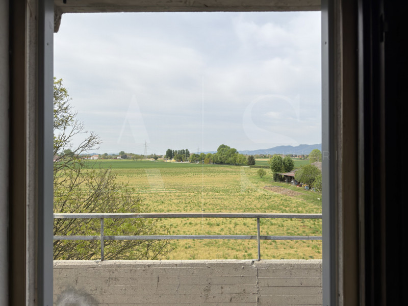 In una zona tranquilla e ben servita di Montegaldella, proponiamo un ampio tricamere al secondo e...