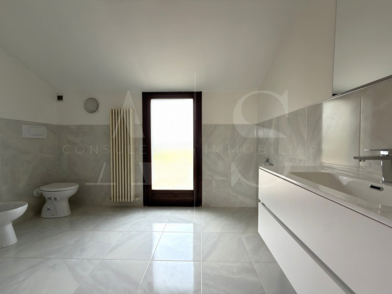 In una zona tranquilla e ben servita di Montegaldella, proponiamo un ampio tricamere al secondo e...