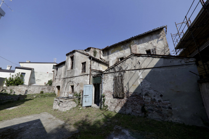 COMPOSIZIONE:
Proponiamo in vendita immobile completamente da ristrutturare, disposto su più live...