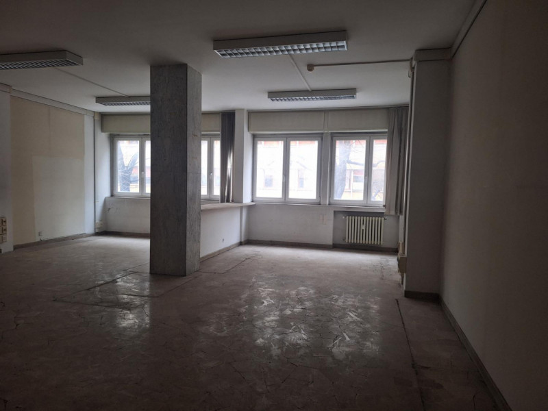 Proponiamo in vendita un ampio ufficio a Padova, situato in Via G. Berchet 9, in una zona semicen...
