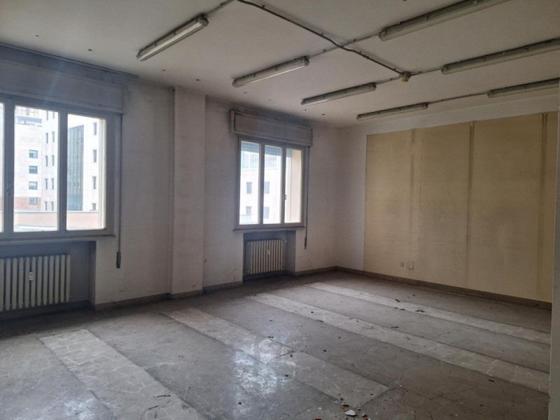 Proponiamo in vendita un ampio ufficio a Padova, situato in Via G. Berchet 9, in una zona semicen...