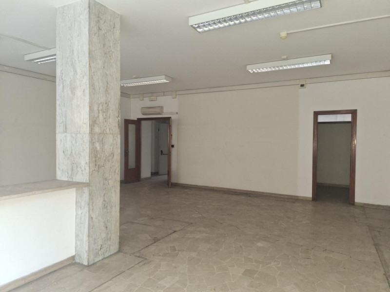 Proponiamo in vendita un ampio ufficio a Padova, situato in Via G. Berchet 9, in una zona semicen...