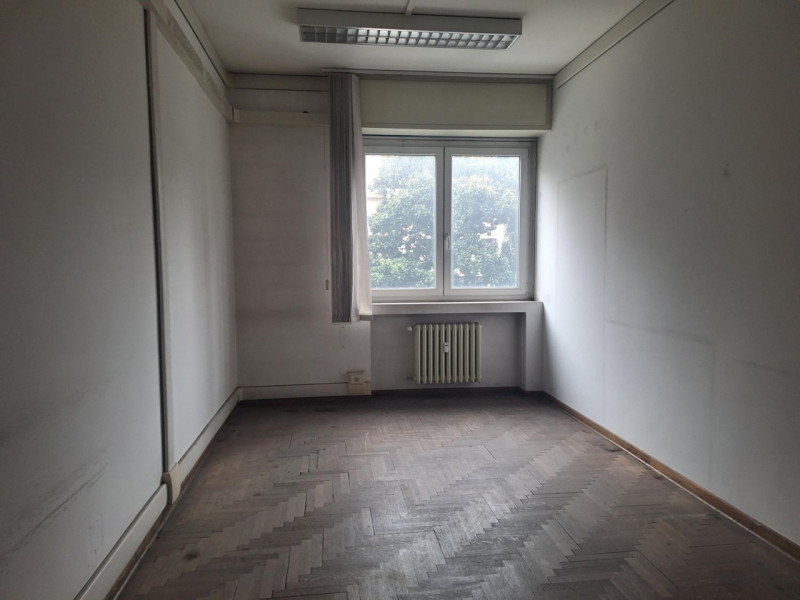 Proponiamo in vendita un ampio ufficio a Padova, situato in Via G. Berchet 9, in una zona semicen...