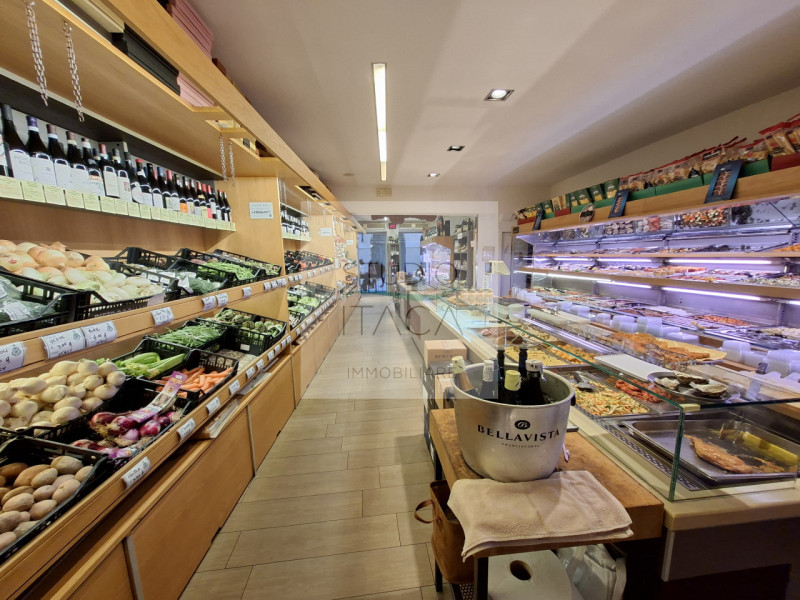 Nel cuore più autentico del centro storico di Padova, in via Boccalerie, a ridosso di Piazza dell...