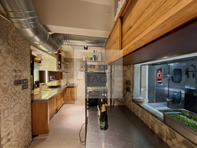 Nel cuore più autentico del centro storico di Padova, in via Boccalerie, a ridosso di Piazza dell...