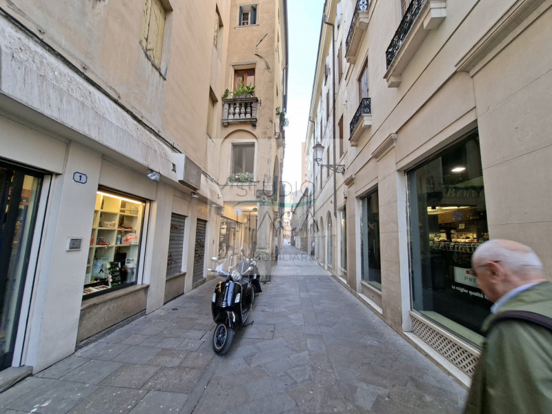 Nel cuore più autentico del centro storico di Padova, in via Boccalerie, a ridosso di Piazza dell...
