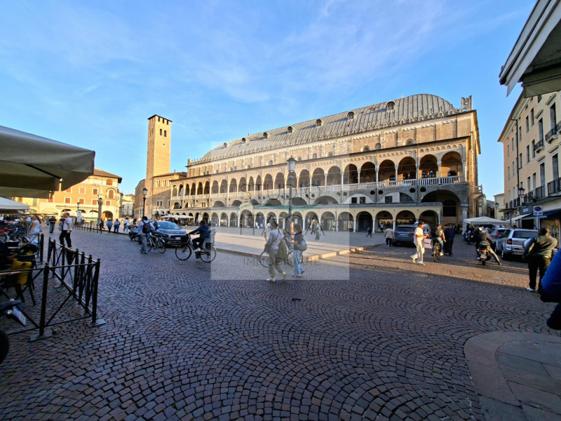 Nel cuore più autentico del centro storico di Padova, in via Boccalerie, a ridosso di Piazza dell...