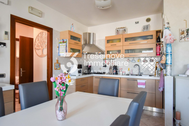 (Per INFO Feltrin Simone) Proponiamo in vendita un appartamento al primo piano a Paese, situato i...