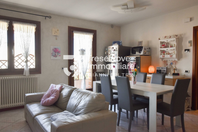 (Per INFO Feltrin Simone) Proponiamo in vendita un appartamento al primo piano a Paese, situato i...