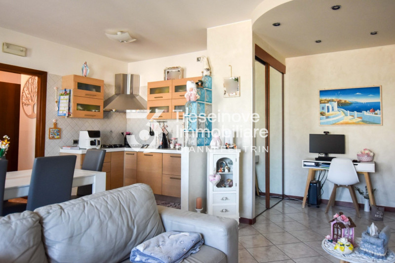 (Per INFO Feltrin Simone) Proponiamo in vendita un appartamento al primo piano a Paese, situato i...