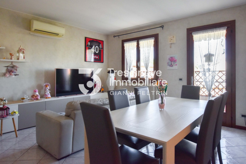 (Per INFO Feltrin Simone) Proponiamo in vendita un appartamento al primo piano a Paese, situato i...