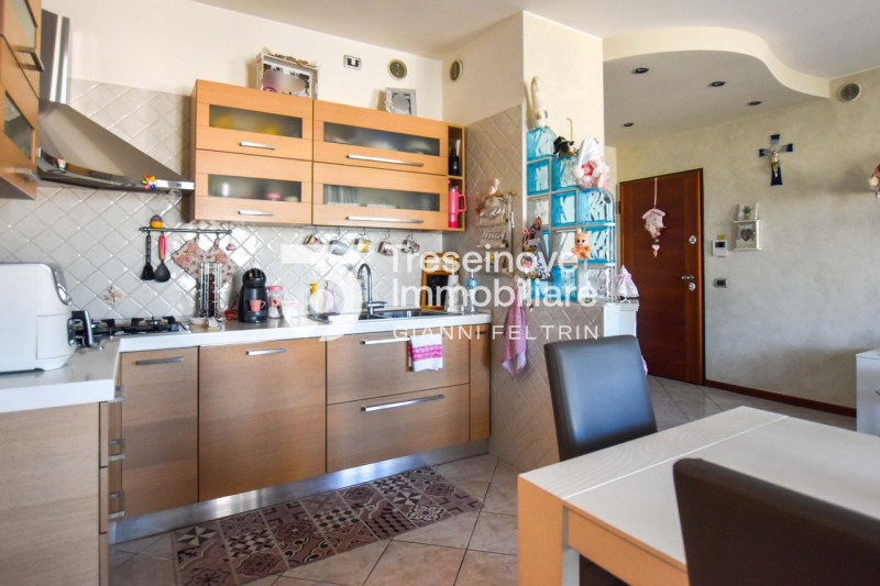 (Per INFO Feltrin Simone) Proponiamo in vendita un appartamento al primo piano a Paese, situato i...