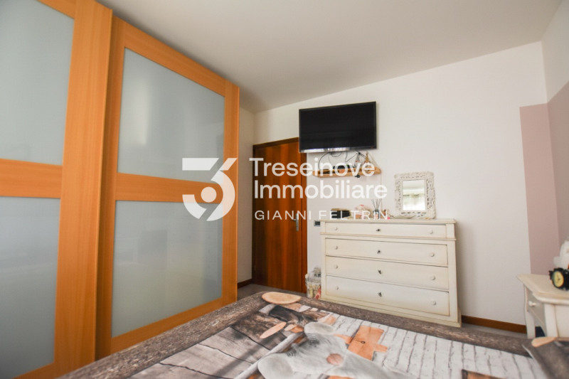 (Per INFO Feltrin Simone) Proponiamo in vendita un appartamento al primo piano a Paese, situato i...