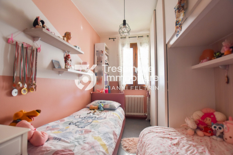 (Per INFO Feltrin Simone) Proponiamo in vendita un appartamento al primo piano a Paese, situato i...