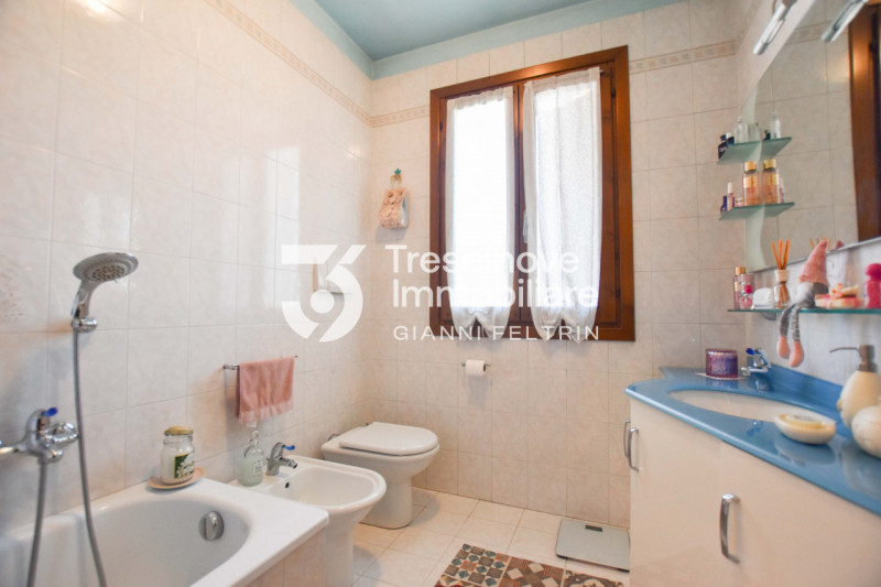 (Per INFO Feltrin Simone) Proponiamo in vendita un appartamento al primo piano a Paese, situato i...