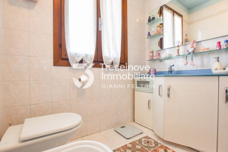 (Per INFO Feltrin Simone) Proponiamo in vendita un appartamento al primo piano a Paese, situato i...