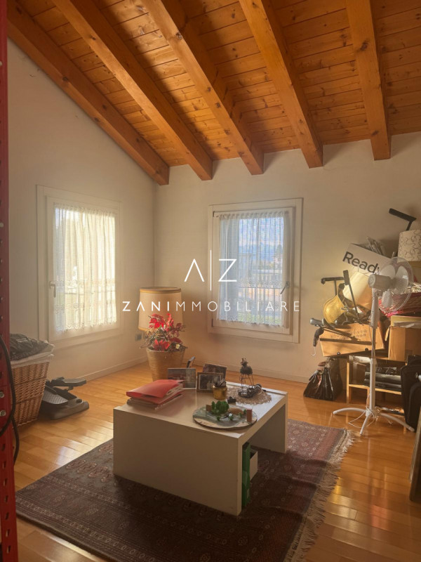 Proponiamo in vendita un’ampia proprietà nel comune di San Martino di Lupari, zona tranquilla e s...