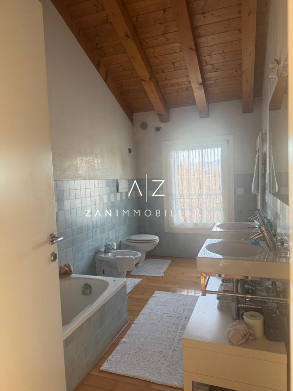 Proponiamo in vendita un’ampia proprietà nel comune di San Martino di Lupari, zona tranquilla e s...