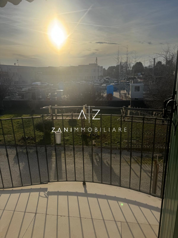 Proponiamo in vendita un’ampia proprietà nel comune di San Martino di Lupari, zona tranquilla e s...