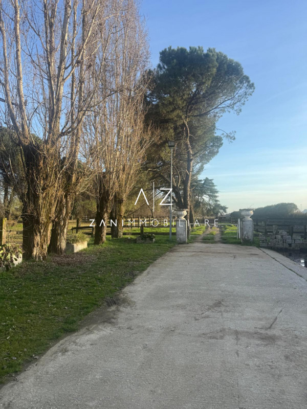 Proponiamo in vendita un’ampia proprietà nel comune di San Martino di Lupari, zona tranquilla e s...