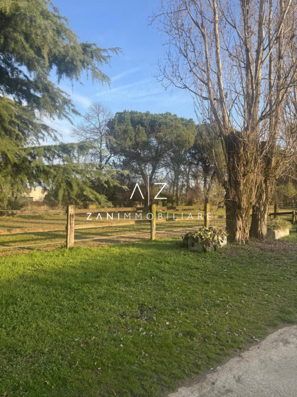 Proponiamo in vendita un’ampia proprietà nel comune di San Martino di Lupari, zona tranquilla e s...