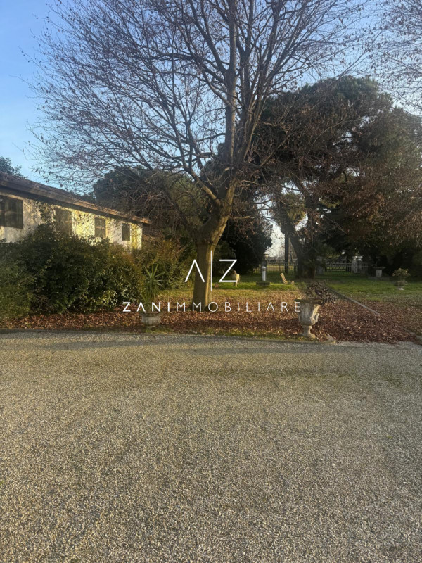 Proponiamo in vendita un’ampia proprietà nel comune di San Martino di Lupari, zona tranquilla e s...