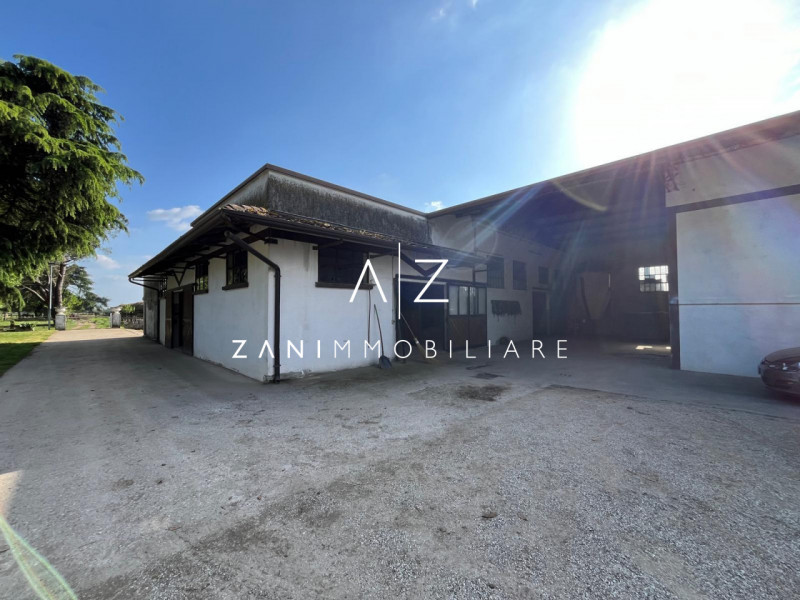 Proponiamo in vendita un’ampia proprietà nel comune di San Martino di Lupari, zona tranquilla e s...