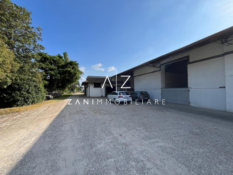 Proponiamo in vendita un’ampia proprietà nel comune di San Martino di Lupari, zona tranquilla e s...