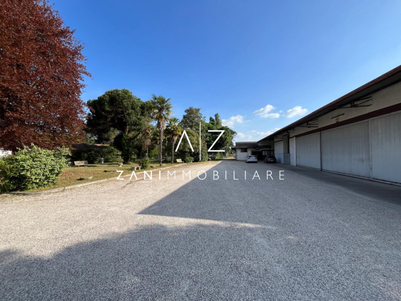 Proponiamo in vendita un’ampia proprietà nel comune di San Martino di Lupari, zona tranquilla e s...