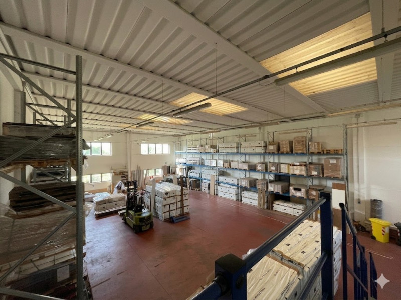 In affitto, proponiamo un ampio capannone commerciale di categoria D/7 situato nella rinomata zon...