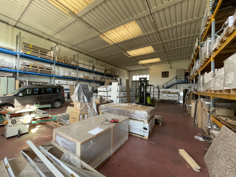 In affitto, proponiamo un ampio capannone commerciale di categoria D/7 situato nella rinomata zon...